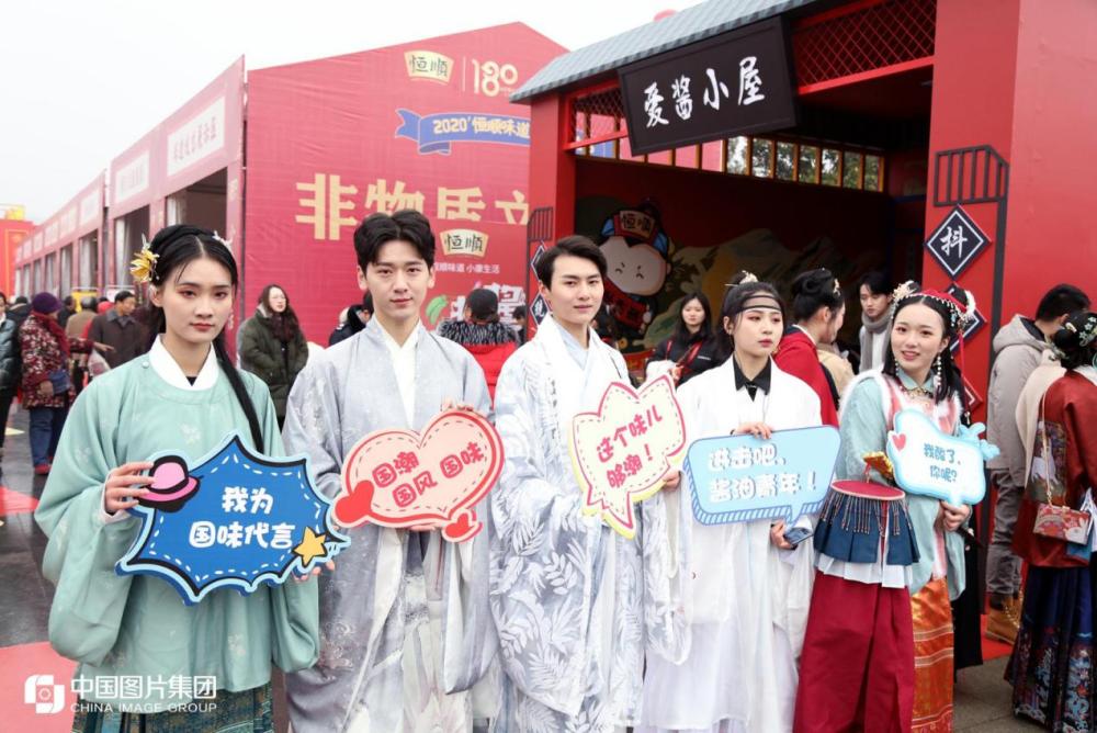 开幕式现场的“汉服达人”。